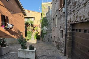 MONOLOCALE A MONTE COMPATRI