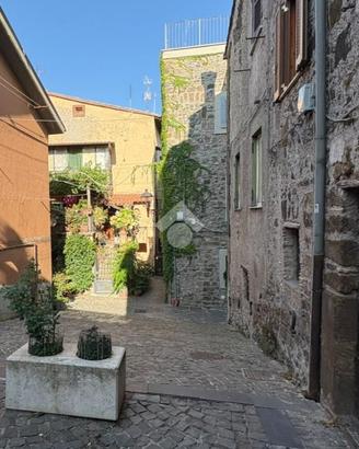 MONOLOCALE A MONTE COMPATRI