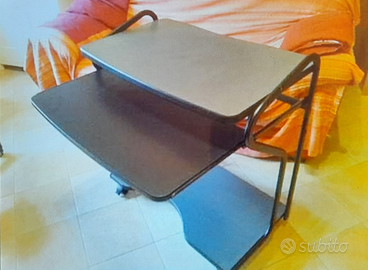 Carrello in metallo nero su ruote per PC / TV