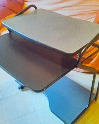Carrello in metallo nero su ruote per PC / TV