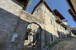 CASA SEMINDIPENDENTE A BIANZONE