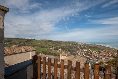 Attico con balcone e vista panoramica sul mare