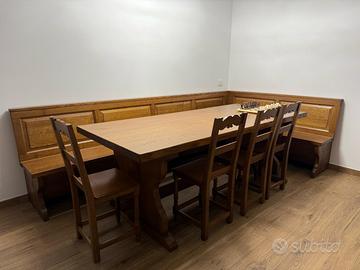 Tavolo con Panca angolare e sedie