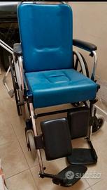 Sedia a rotelle con  Comoda WC e poggiagambe