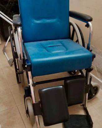 Sedia a rotelle con  Comoda WC e poggiagambe