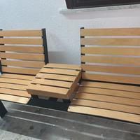 panchine con tavolino da giardino
