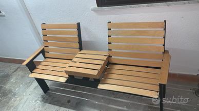 panchine con tavolino da giardino