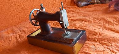 macchina da cucire giocattolo