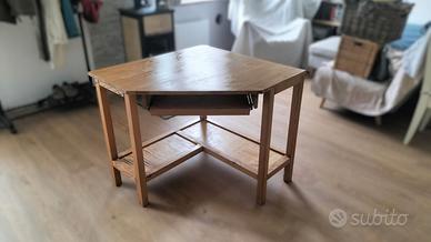 Scrivania angolare in legno con ripiano estraibile