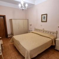 Mobili per camera da letto: testiere, comodini etc