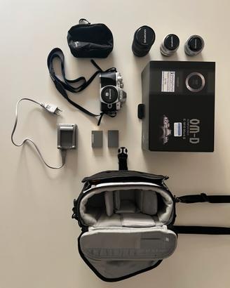 Olympus OM-D E-M10 Mark III + 3 obiettivi e kit