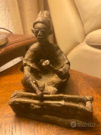 Scultura etnica in bronzo -Musicista con xilofono