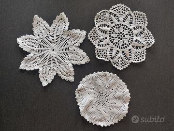 Set di 3 centrini all'uncinetto 