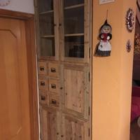 Vetrina bifacciale in legno vecchio ante cassetti