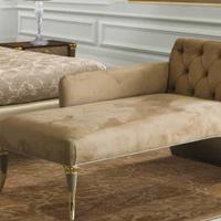 CHAISE LONGUE IN CON DETTAGLI IN METALLO DORATO