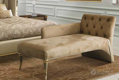 CHAISE LONGUE IN CON DETTAGLI IN METALLO DORATO