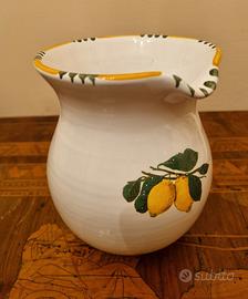 Brocca in ceramica decorata con limoni