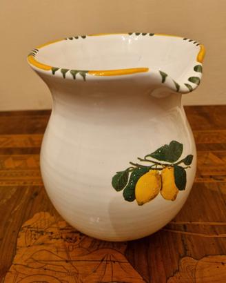 Brocca in ceramica decorata con limoni