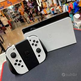 Nintendo Switch OLED Bianca completa di dock