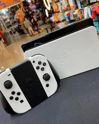Nintendo Switch OLED Bianca completa di dock