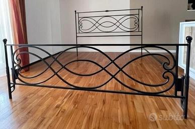 Letto matrimoniale in ferro battuto. Pezzo unico
