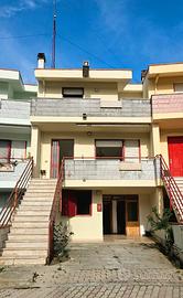 Villino a schiera su tre livelli a frisa di 170 mq