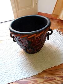 vaso in terracotta con rilievi floreali 