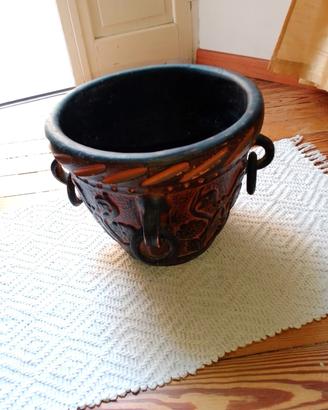 vaso in terracotta con rilievi floreali 