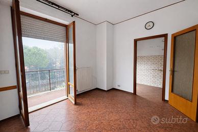 Soluzione con 4 balconi, garage e corte privata