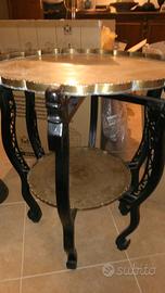 Tavolo cinese con basi in ottone