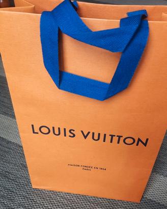 busta di carta Louis Vuitton e Chanel 