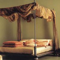 Letto baldacchino, comò e comodini