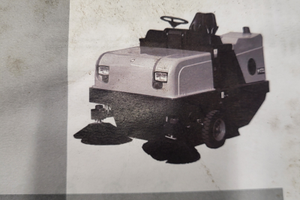 Moto spazzatrice diesel uomo a bordo