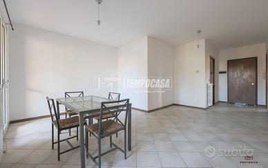 TRILOCALE AL PRIMO PIANO CON ASCENSORE, GARAGE E C