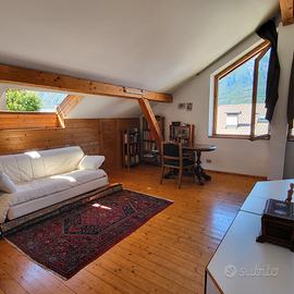 Mansarda arredata con bagno privato in villa