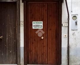 CASA SEMINDIPENDENTE A CASTELVETERE SUL CALORE