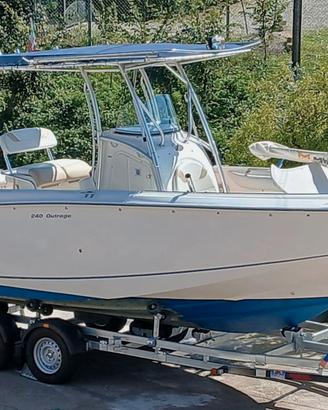 BOSTON WHALER 240 OUTRAGE + 250hp MERCURY (2023)