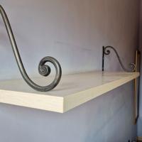 Mensola in legno massello con ganci  in ferro batt