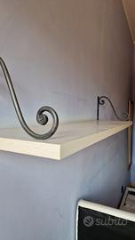 Mensola in legno massello con ganci  in ferro batt