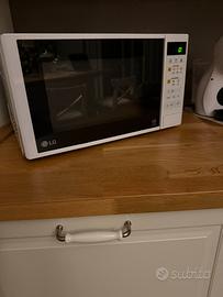 LG Microonde con funzuone Grill e Defrost 700 W