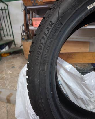 Gomme invernali Goodyear ultra grip 245/45/19 