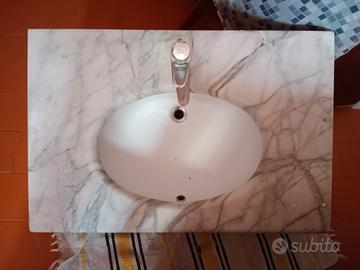 lavandino bagno con  rubinetto