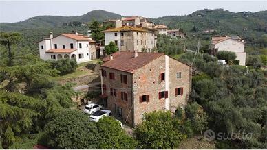 Rustico / Casale di 355 m² con più di 5 locali a L