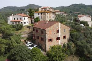 Rustico / Casale di 355 m² con più di 5 locali a L