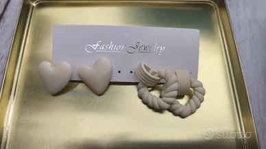 Orecchini a cuore beige