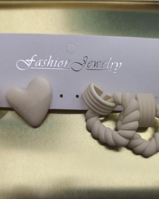 Orecchini a cuore beige