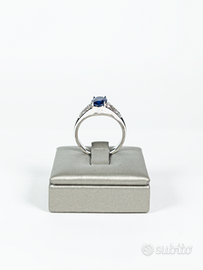 Anello in oro con zaffiro e diamanti