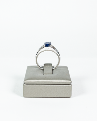 Anello in oro con zaffiro e diamanti