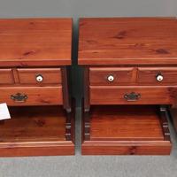 2 Comodini in pino tinto color noce