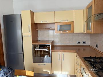 Cucina angolare con elettrodomestici